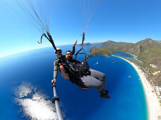 Fethiye’de yamaç paraşütü, ATV, rafting ve tekne turlarıyla deniz, doğa ve maceranın tadını çıkaran tatilciler.